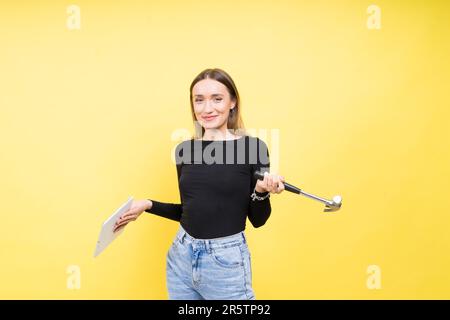 Service-Center. Laptop-Reparatur. Schraubendreher mit Innengewinde löst Laptopschrauben auf gelbem Hintergrund Stockfoto