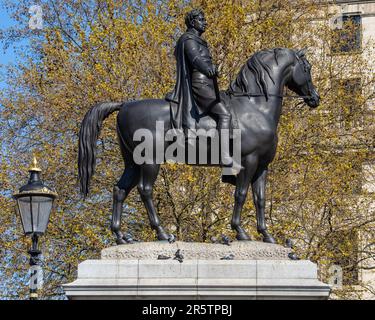 London, Vereinigtes Königreich - April 20. 2023: Eine Statue von König George IV. Am Trafalgar Square in London, Vereinigtes Königreich. Stockfoto