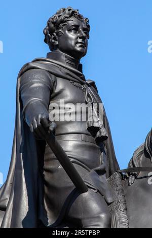 London, Vereinigtes Königreich - April 20. 2023: Eine Statue von König George IV. Am Trafalgar Square in London, Vereinigtes Königreich. Stockfoto
