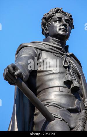 London, Vereinigtes Königreich - April 20. 2023: Eine Statue von König George IV. Am Trafalgar Square in London, Vereinigtes Königreich. Stockfoto