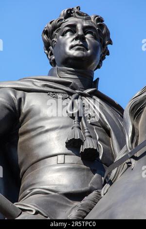 London, Vereinigtes Königreich - April 20. 2023: Eine Statue von König George IV. Am Trafalgar Square in London, Vereinigtes Königreich. Stockfoto