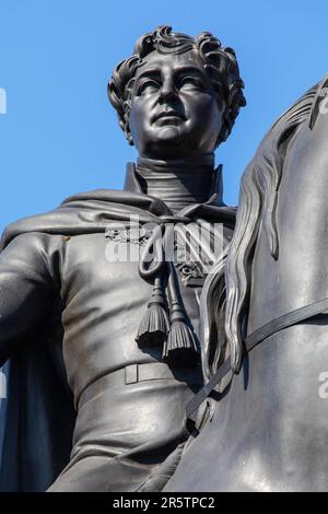 London, Vereinigtes Königreich - April 20. 2023: Eine Statue von König George IV. Am Trafalgar Square in London, Vereinigtes Königreich. Stockfoto