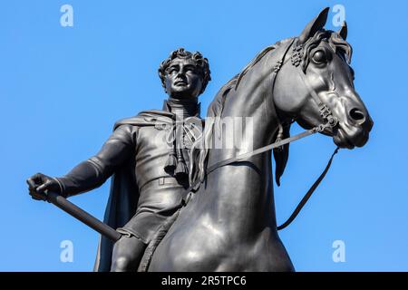 London, Vereinigtes Königreich - April 20. 2023: Eine Statue von König George IV. Am Trafalgar Square in London, Vereinigtes Königreich. Stockfoto