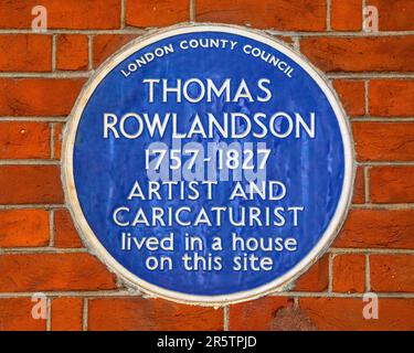 London, Vereinigtes Königreich - April 20. 2023: Eine blaue Plakette auf der John Adam Street in London, Großbritannien, die den Ort markiert, an dem der berühmte Künstler und Karikaturist Thomas Rowlandson lebte. Stockfoto