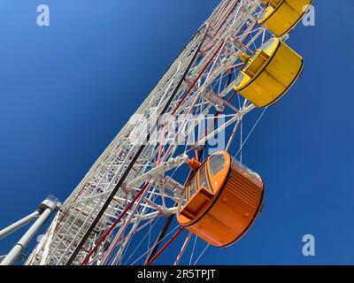 Ein kleiner Winkel des Riesenrads vor einem hellblauen Himmel Stockfoto