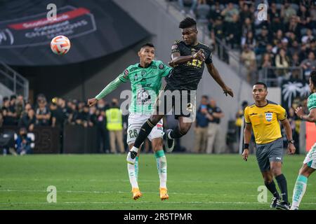 Der LAFC-Mittelfeldspieler José Cifuentes (20) gewinnt beim Finalspiel der CONCACAF Champions League 2023 einen Header gegen den Club León-Mittelfeldspieler Fidel Ambriz (26) Stockfoto