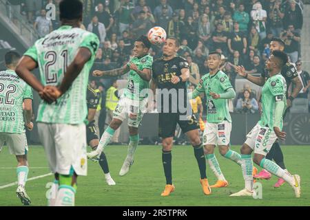 Der LAFC-Verteidiger Aaron Long (33) wird verletzt, nachdem er während der CONCACAF Champions LEAG 2023 den Ball gegen den Mittelfeldspieler Lucas Romero (29) des Club León geführt hat Stockfoto