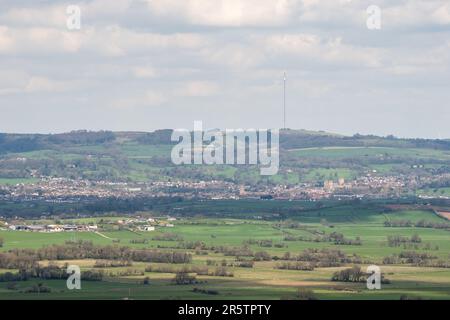 Der Blick über Queen's Sedge Moor auf die Stadt Wells und die Mendip Hills vom Glastonbury Tor in Somerset. Stockfoto