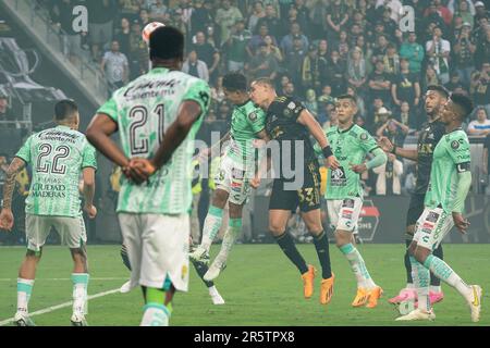 Der LAFC-Verteidiger Aaron Long (33) wird verletzt, nachdem er während der CONCACAF Champions LEAG 2023 den Ball gegen den Mittelfeldspieler Lucas Romero (29) des Club León geführt hat Stockfoto