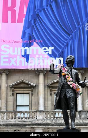 London, Großbritannien. 05. Juni 2023. London, Großbritannien. Statue von Sir Joshua Reynolds, Burlington House. Presseansicht für die Sommerausstellung der Royal Academy of Arts, Piccadilly. Der britische Maler David Remfry RA übernimmt die Zügel als Ausstellungskoordinator. Die Sommerausstellung befasst sich mit dem Thema „nur Connect“, das aus dem berühmten Zitat in E.M Forsters „Howards End“ stammt. Kredit: michael melia/Alamy Live News Kredit: michael melia/Alamy Live News Stockfoto