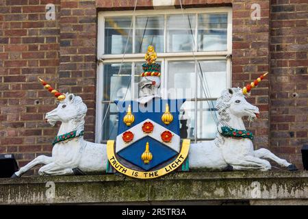 London, UK - April 20. 2023: Skulpture and Truth ist das Light Motto auf der Außenseite der Wax Chandlers Hall in der Gresham Street in London, Großbritannien. Stockfoto