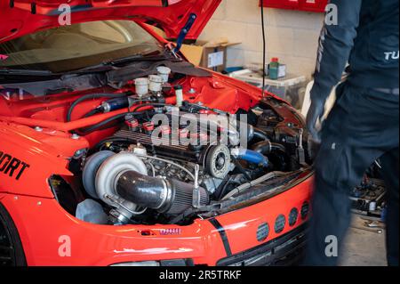 Ein Detail eines roten Volkswagen Scirocco der dritten Generation in der Werkstatt Stockfoto