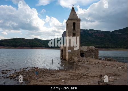 Die Kirche mit dem Glockenturm im Sau Reservoir, Spanien Stockfoto