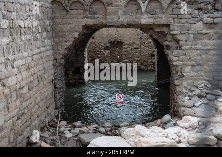 Die Überreste der Sau-Reservoir-Kirche in Spanien Stockfoto