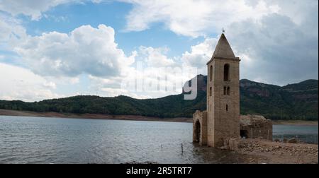 Die Kirche mit dem Glockenturm im Sau Reservoir, Spanien Stockfoto