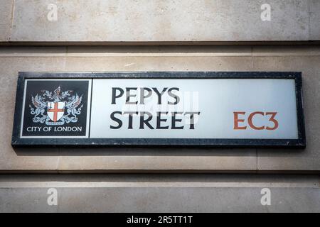 London, Vereinigtes Königreich - April 17. 2023: Straßenschild für Pepys Street in der City of London, Vereinigtes Königreich. Die Straße ist benannt nach Samuel Pepys - historischer Diarist und n Stockfoto