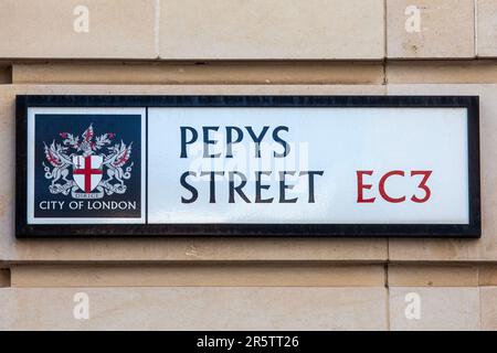 London, Vereinigtes Königreich - April 17. 2023: Straßenschild für Pepys Street in der City of London, Vereinigtes Königreich. Die Straße ist benannt nach Samuel Pepys - historischer Diarist und na Stockfoto