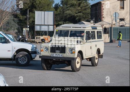 Ein klassischer spanischer SUV, der Land Rover Santana Series III auf der Straße Stockfoto