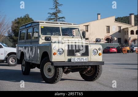 Ein klassischer spanischer SUV, der Land Rover Santana Series III auf der Straße Stockfoto