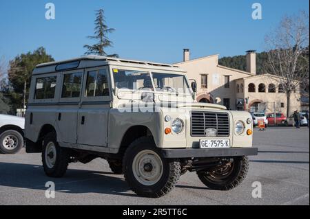 Ein klassischer spanischer SUV, der Land Rover Santana Series III auf der Straße Stockfoto