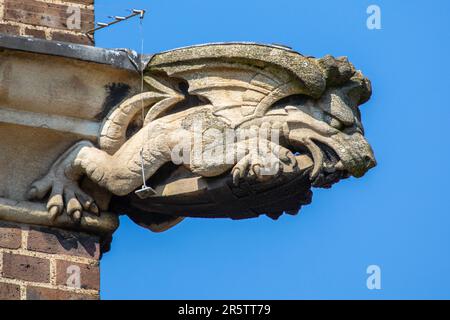 London, Großbritannien - April 17. 2023: Nahaufnahme eines Wasserspeisens an der Außenseite von All Hallows by the Tower Church in der City of London, Großbritannien. Stockfoto