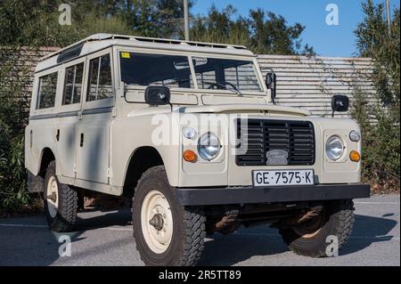 Ein klassischer spanischer SUV, der Land Rover Santana Series III auf der Straße Stockfoto