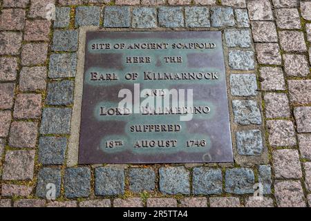 Eine Plakette auf dem Gerüst, auf dem 125 Personen hingerichtet wurden, befindet sich in den Trinity Square Gardens im Tower Hill-Viertel von London, Großbritannien. Stockfoto