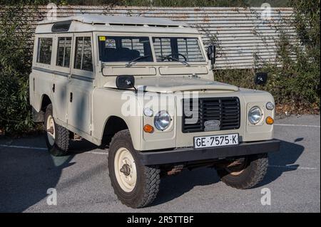 Vorderansicht eines klassischen Land Rover Santana Serie III auf der Straße Stockfoto