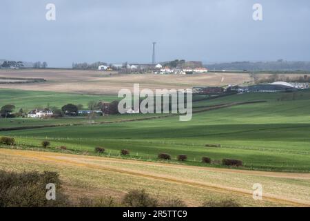 Ein moderner Funksendermast steht auf den sanften Hügeln der Dorset Downs westlich von Dorchester, am alten Dorchester Radio Statio Stockfoto