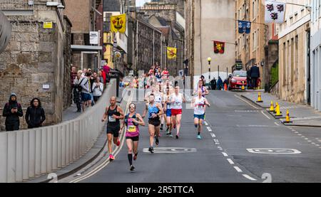 Führende Läufer beim Edinburgh Marathon 2023, Canongate, Royal Mile, Schottland, Großbritannien Stockfoto