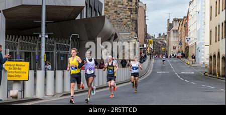 Führende Läufer beim Edinburgh Marathon 2023, Canongate, Royal Mile, Schottland, Großbritannien Stockfoto