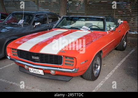 Eine Nahaufnahme eines orangefarbenen Klassikers aus der ersten Generation des Chevrolet Camaro 350 auf der Straße Stockfoto