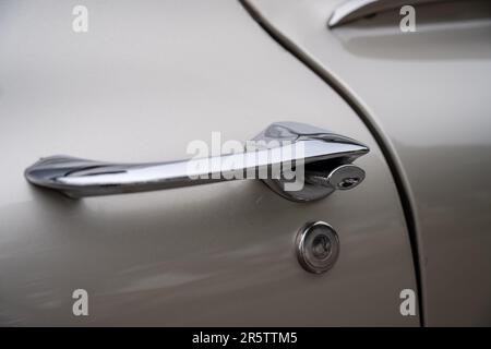 Dank glänzendem Chrom am Griff und am Schlüsselloch kann der Fahrer des 1959 El Camino die Tür öffnen. Stockfoto