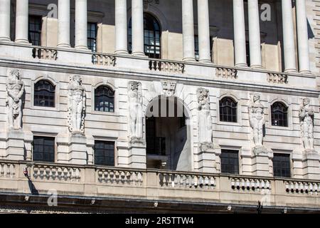 London, Vereinigtes Königreich - April 17. 2023: Außenansicht des prächtigen Bank of England-Gebäudes in der City of London, Vereinigtes Königreich. Stockfoto