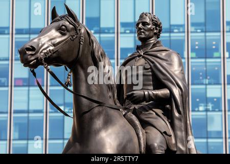 London, Großbritannien - April 17. 2023: Statue von Arthur Wellesley, dem Herzog von Wellington, außerhalb der Bank of England in Cornhill, in der Stadt Lond Stockfoto