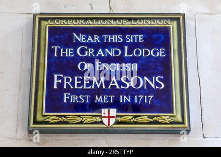 London, Großbritannien - April 17. 2023: Eine Plakette am Juxon House in St. Pauls-Friedhof, wo sich die Grand Lodge of English Freemason befindet Stockfoto