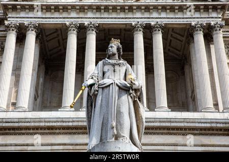 London, Großbritannien - April 17. 2023: Eine Statue von Queen Anne in St. Pauls Cathedral in der City of London, Großbritannien. Stockfoto