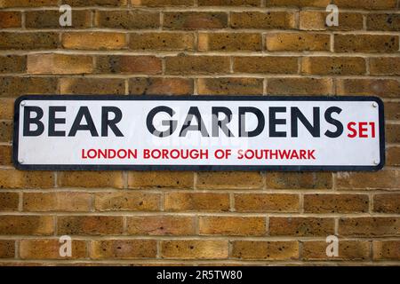 London, Vereinigtes Königreich - April 17. 2023: Street Sign for Bear Gardens in London - benannt nach einem Theater, das für den Blutsport einschließlich Bärenködern genutzt wurde Stockfoto