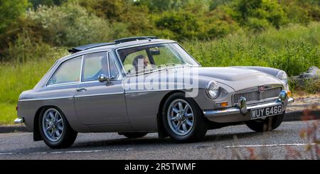 Stony Stratford, UK - Juni 4. 2023: 1969 MG C GT Oldtimer, der auf einer englischen Landstraße fährt. Stockfoto