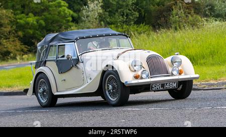 Stony Stratford, Großbritannien - Juni 4. 2023: 1974 MORGAN 4 4 Oldtimer auf einer englischen Landstraße. Stockfoto