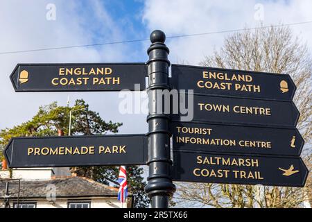 Wegweiser in der wunderschönen Stadt Maldon in Essex, Großbritannien, mit Wegbeschreibungen zu lokalen Sehenswürdigkeiten. Stockfoto