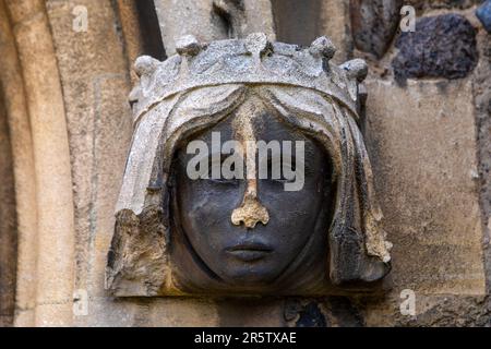 Nahaufnahme einer Skulptur an der Fassade der All Saints Church in der Stadt Maldon in Essex, Großbritannien. Stockfoto