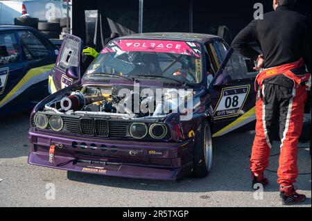 Detailansicht eines BMW E30 ohne Motorhaube: Der Motor wurde für Driftrennen modifiziert Stockfoto