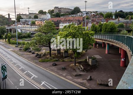 Bäume und Pflanzmaschinen bilden einen Teil des Straßensystems des Cumberland Basin, das sich aus Überführungen und Kreuzungen in Hotwells, Bristol, zusammensetzt. Stockfoto
