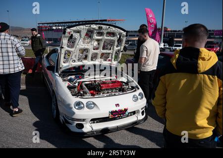 Detail eines weißen Honda Integra der dritten Generation mit offener Motorhaube Stockfoto