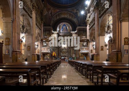 Details des Inneren der wunderschönen Basilika de la Merce in Barcelona, gibt es ein junges Mädchen im Hintergrund Stockfoto