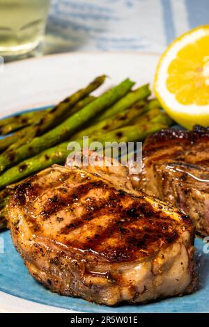 Gegrilltes Lammkotelett Spargel. Schließen. Stockfoto
