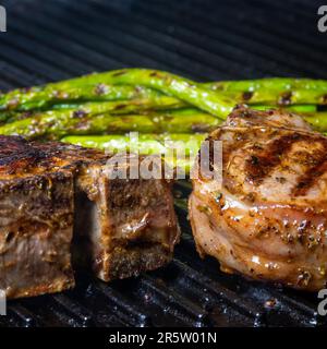 Lammkoteletts auf dem Grill. Schließen. Stockfoto