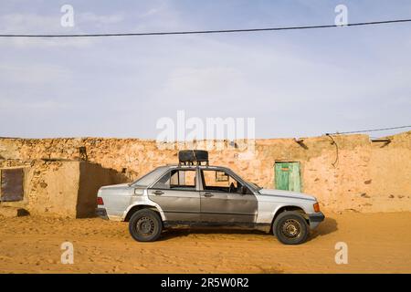 Mauretanien, Adrar, Chinguetti, altes Auto Stockfoto