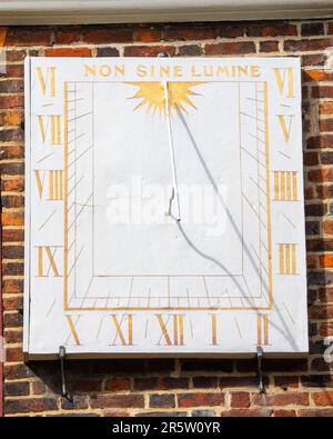 Nahaufnahme der Sonnenuhr an der Außenseite des Maeldune Heritage Centre, das sich im Plume Building in Maldon, Essex, Großbritannien, befindet. Stockfoto